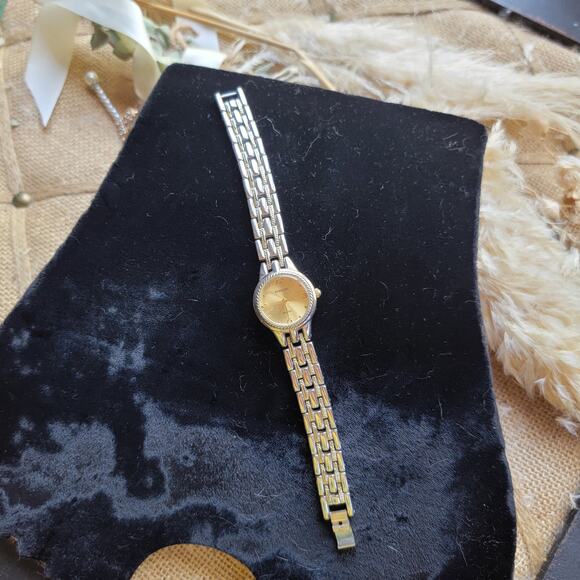 Vintage Rumours Watch Gold Face Retro Quartz Bracelet Dainty Small Gift Her - Picture 9 of 9